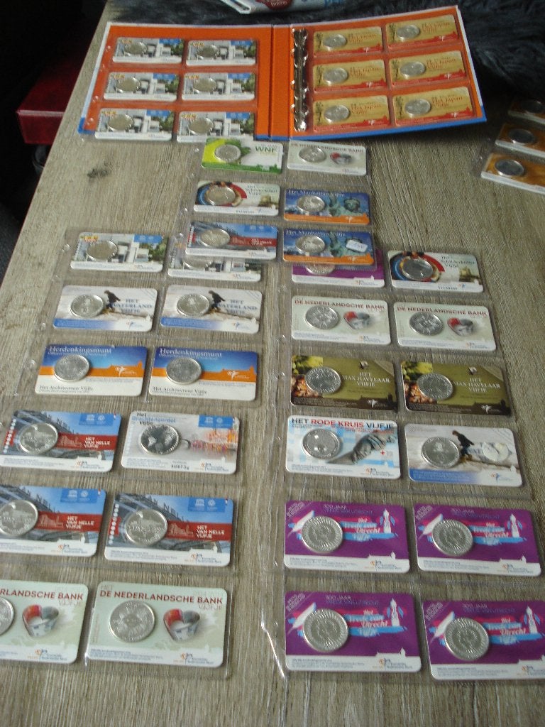 K.N.M.  ALBUM MET   42   COINCARDS, Ophalen of Verzenden, Koningin Beatrix, Euro's, Setje
