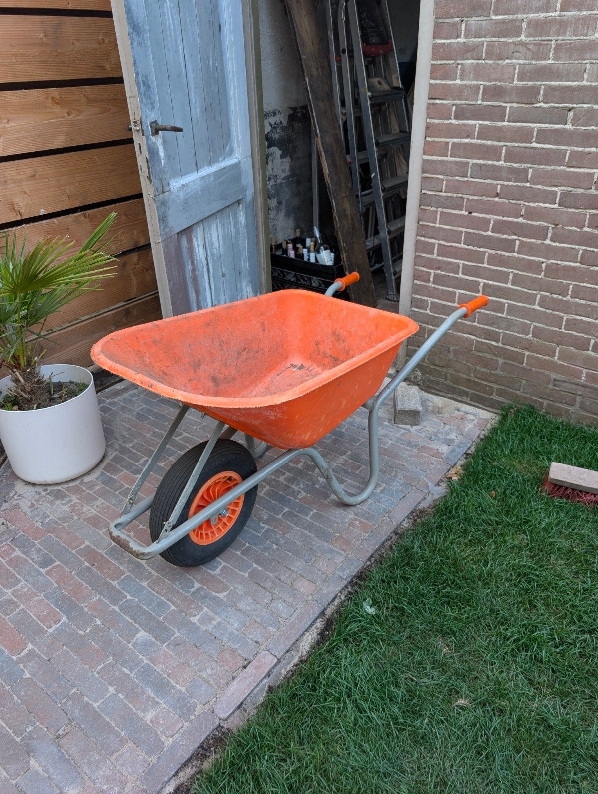 Stevige oranje kruiwagen voor tuin en bouw, Ophalen, Gebruikt