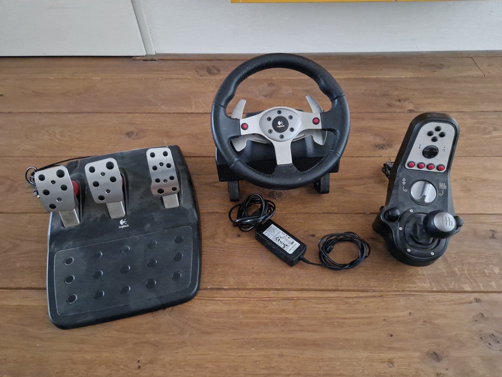 Logitech G25 Driving Force racestuur met pedalen en shifter, Ophalen, Racestuur, Gebruikt, Force feedback