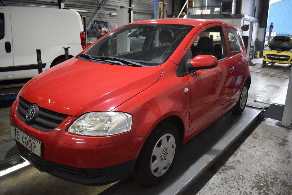 Volkswagen Fox 1.2 40KW 2009 Rood  WEINIG KM EN NWE APK, Voorwielaandrijving, 969 kg, 4 stoelen, 1198 cc