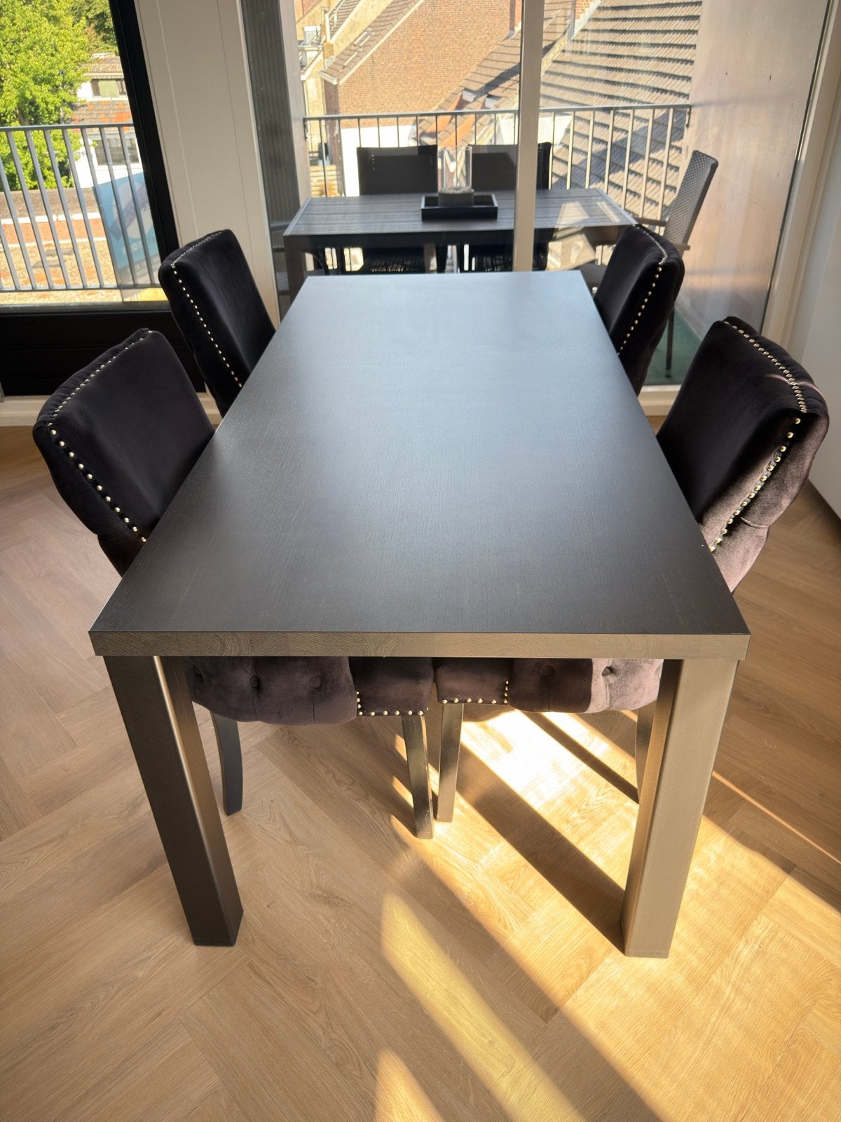 Stijlvolle zwarte eettafel met 4 luxe stoelen, Ophalen, Gebruikt, Eric Kuster, 4 tot 6 stoelen
