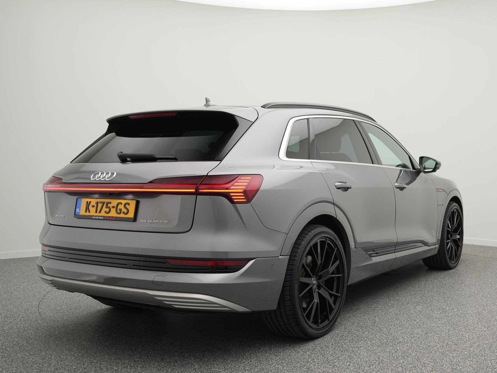Audi e-tron e-tron 55 quattro advanced Pro Line Plus 95 kWh, Auto's, Automaat, 131 €/maand, Zwart, 95 kWh