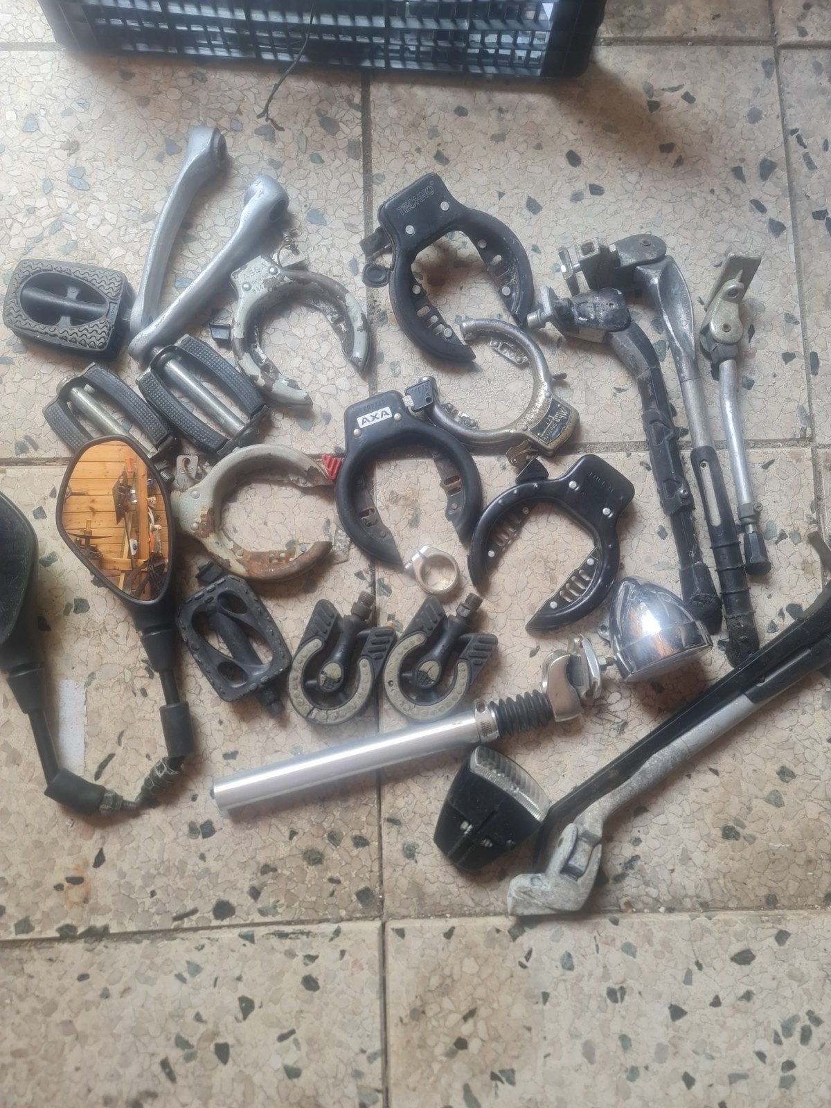 Diverse fietsaccessoires: sloten, pedalen, spie, Ophalen of Verzenden, Gebruikt, AXA, Divers