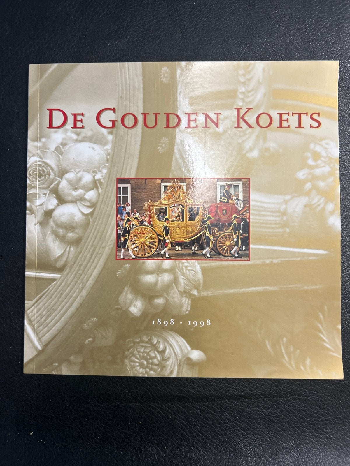 De Gouden Koets - Jubileumboek 1898-1998, Boeken, Ophalen of Verzenden, 20e eeuw of later, Zo goed als nieuw