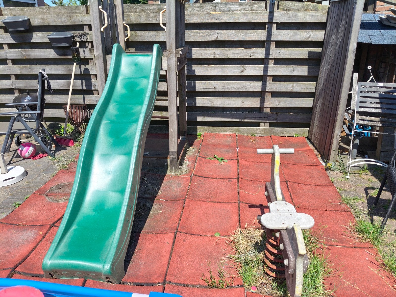 Speelhuisje met glijbaan en wipkip en rubberen tegels, Kinderen en Baby's, Speelgoed | Buiten | Speeltoestellen, Ophalen