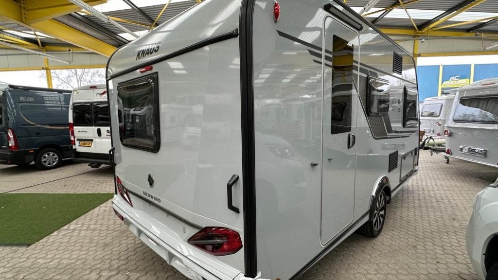 Knaus Sudwind 60 Years 420 QD - 1.500 KG, Serviceluik, Bedrijf, Treinzit, Tot en met 3