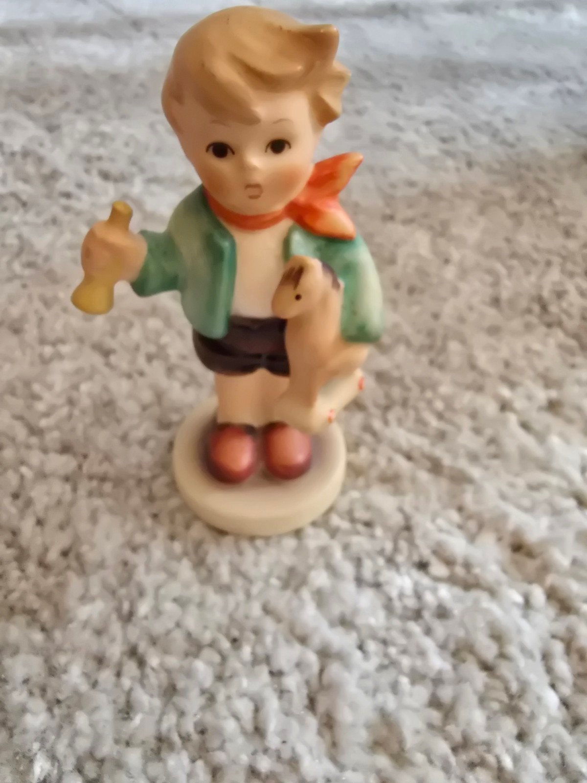 Goebel Hummel beeldje jongen met paardje en rammelaar, Verzamelen, Beelden en Beeldjes, Ophalen of Verzenden, Nieuw, Hummel