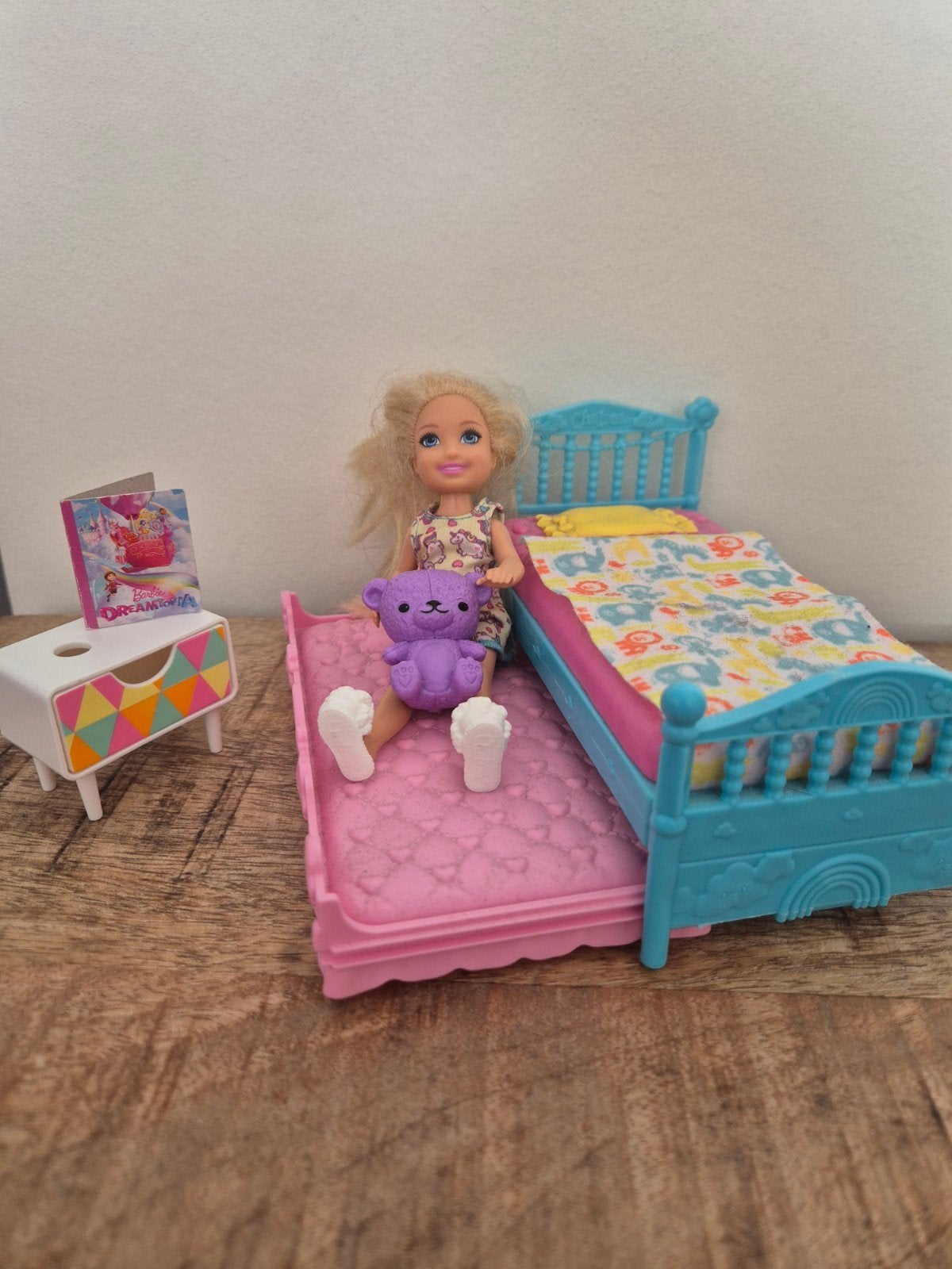 Chelsea kamertje met bed en accessoires, Kinderen en Baby's, Ophalen of Verzenden, Zo goed als nieuw, Barbie