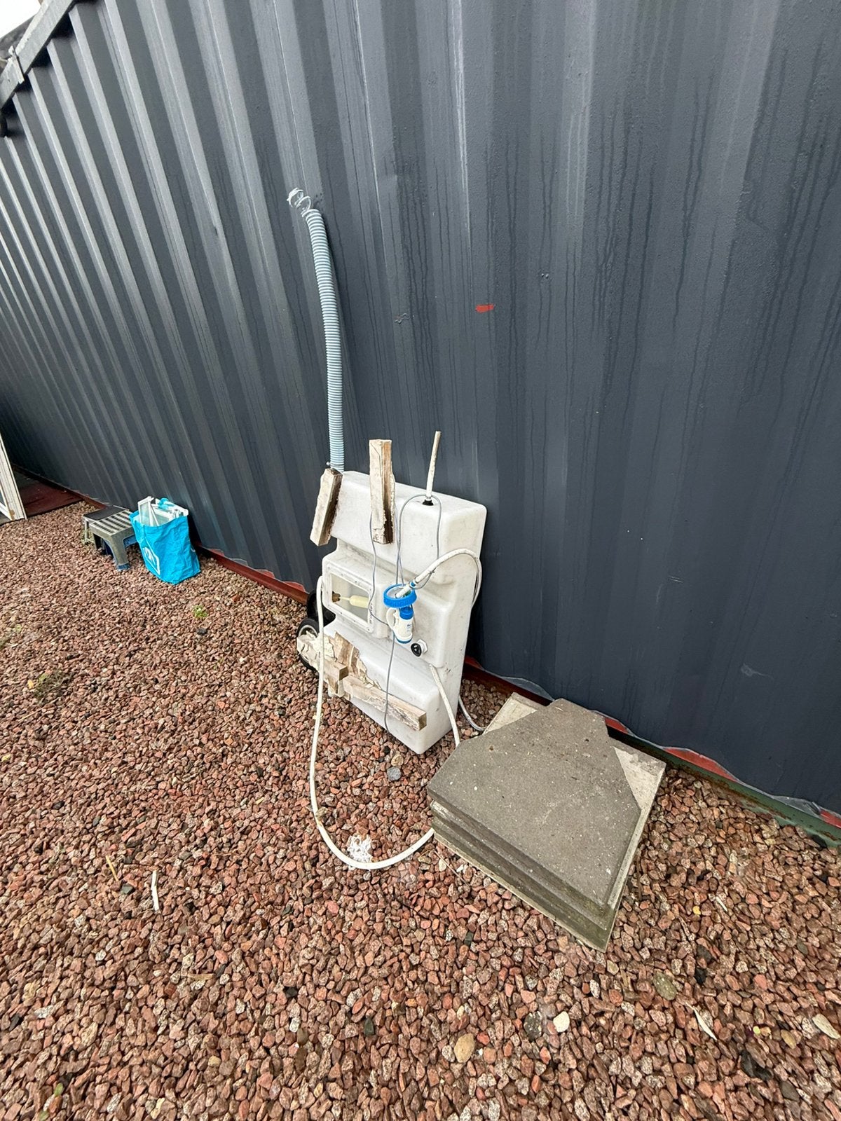 Kunstof water tank incl pomp en vlotter., Ophalen, Onbekend., Zo goed als nieuw, Onbekend
