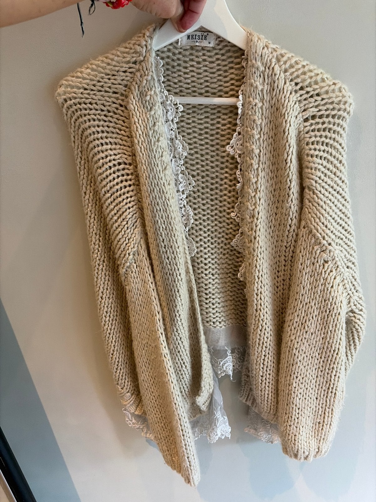 Meisïe gebreid vest met kant - Maat M, Ophalen of Verzenden, Zo goed als nieuw, Maat 38/40 (M), Beige