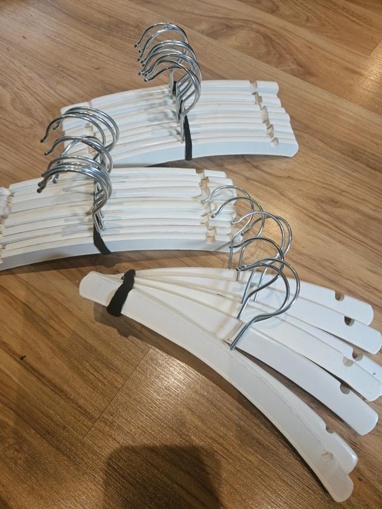 Witte baby kledinghangers met metalen haak- set van 27 stuks, Ophalen of Verzenden, Gebruikt