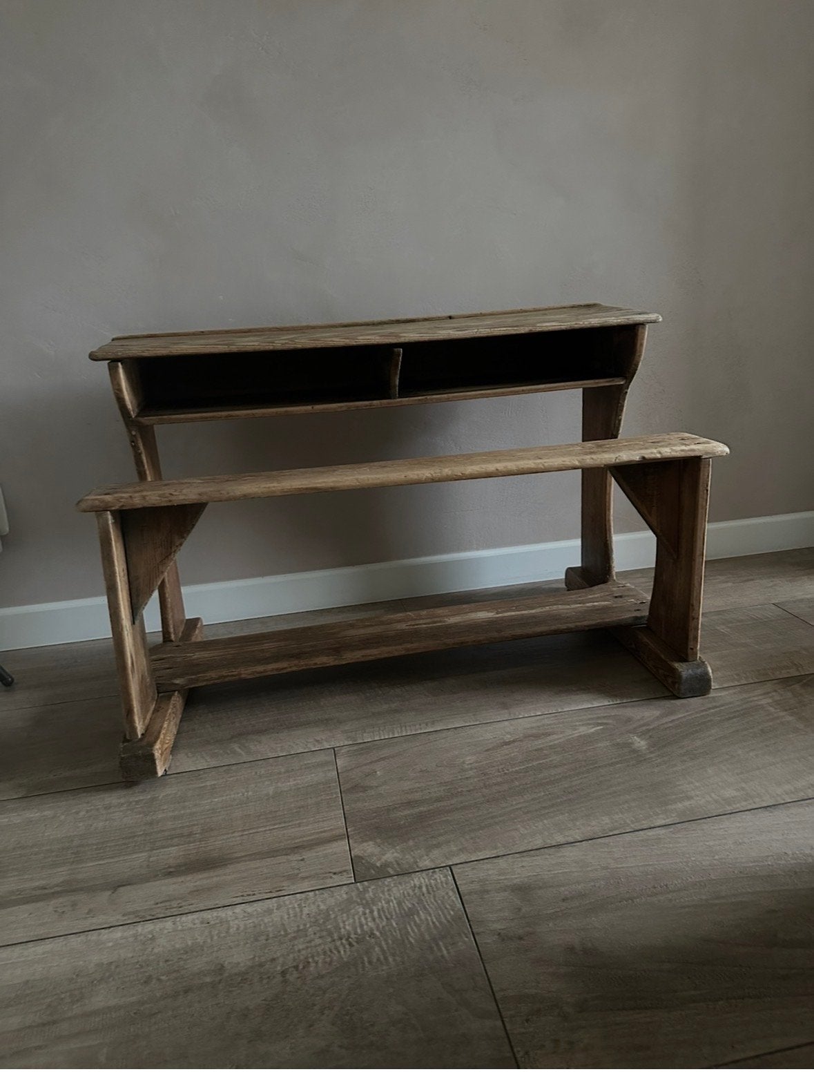 Antiek schoolbankje - Doorleefd houten bureau met bank, Ophalen