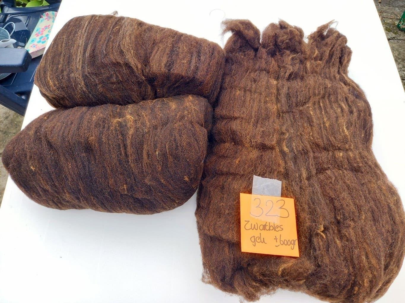 nr 323 Gekaarde ongewassen Zwartbles wol, Ophalen of Verzenden, Gebruikt