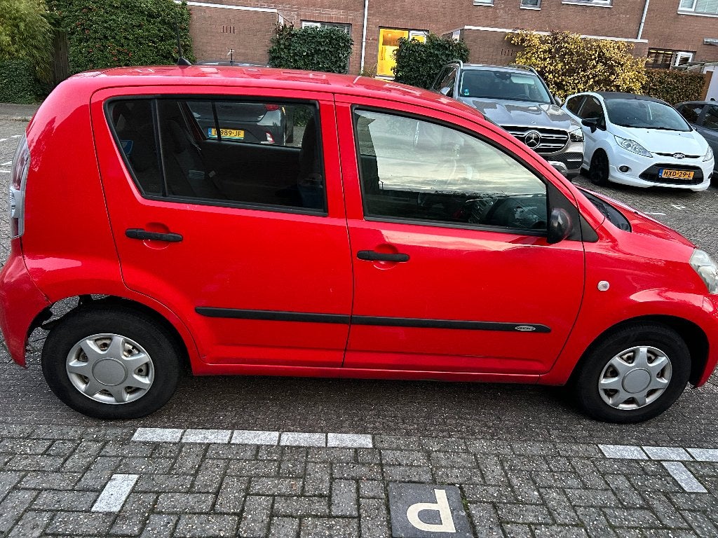 Daihatsu Sirion 1.0 51KW 2008 Rood, Auto's, Voorwielaandrijving, Stof, Elektrische ramen, Handgeschakeld