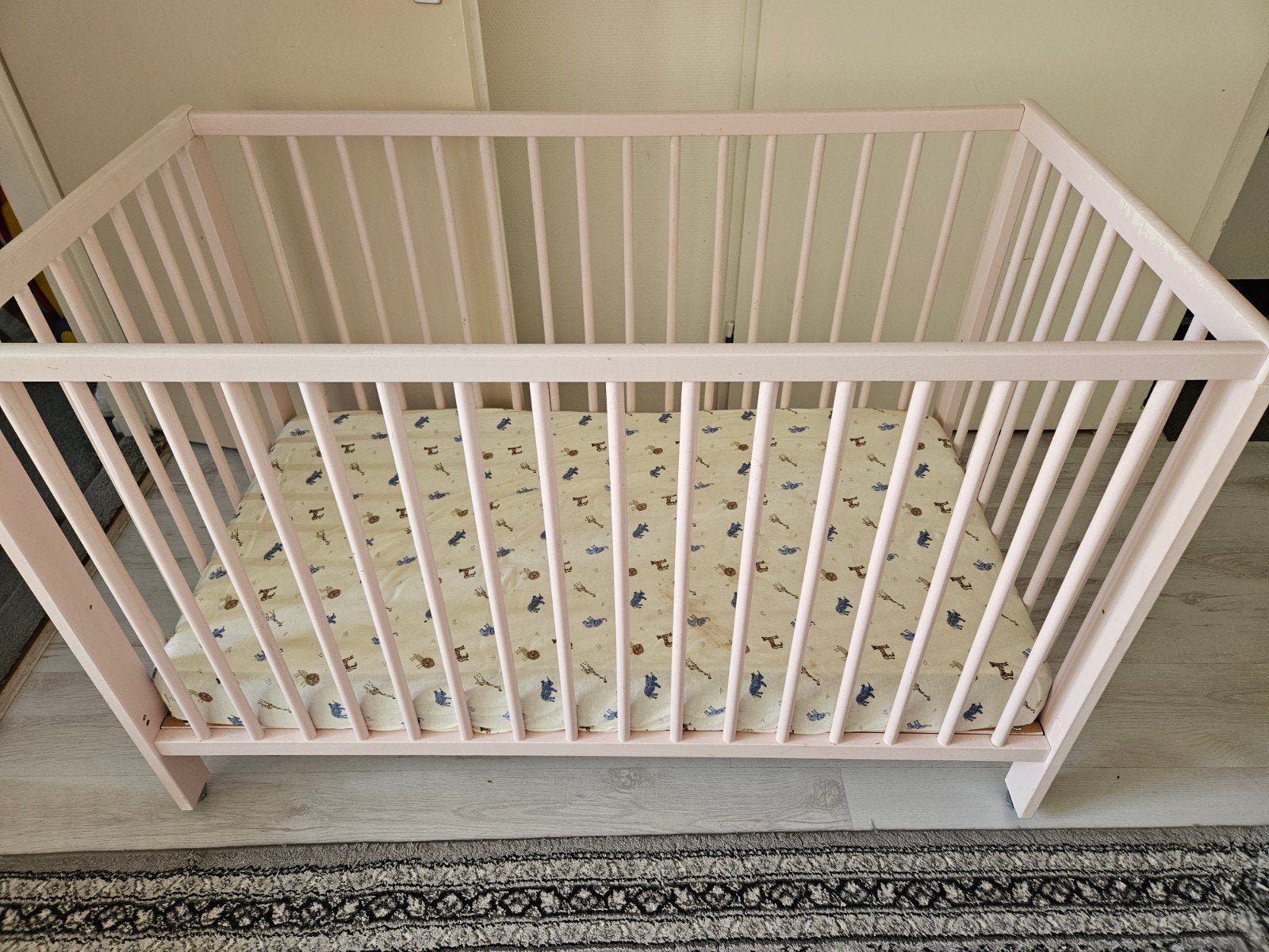 Roze ledikant met matras, Kinderen en Baby's, Babywiegjes en Ledikanten, Ophalen of Verzenden, Gebruikt, Ledikant