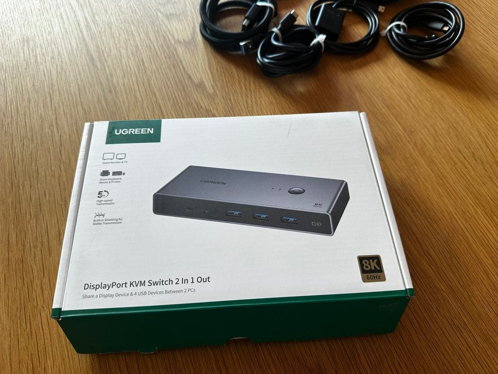 UGREEN DP 1.4 KVM Switch (8K 60Hz/4K 240Hz) - 2 In 1 Out, Computers en Software, Dockingstations, Ophalen of Verzenden, Zo goed als nieuw