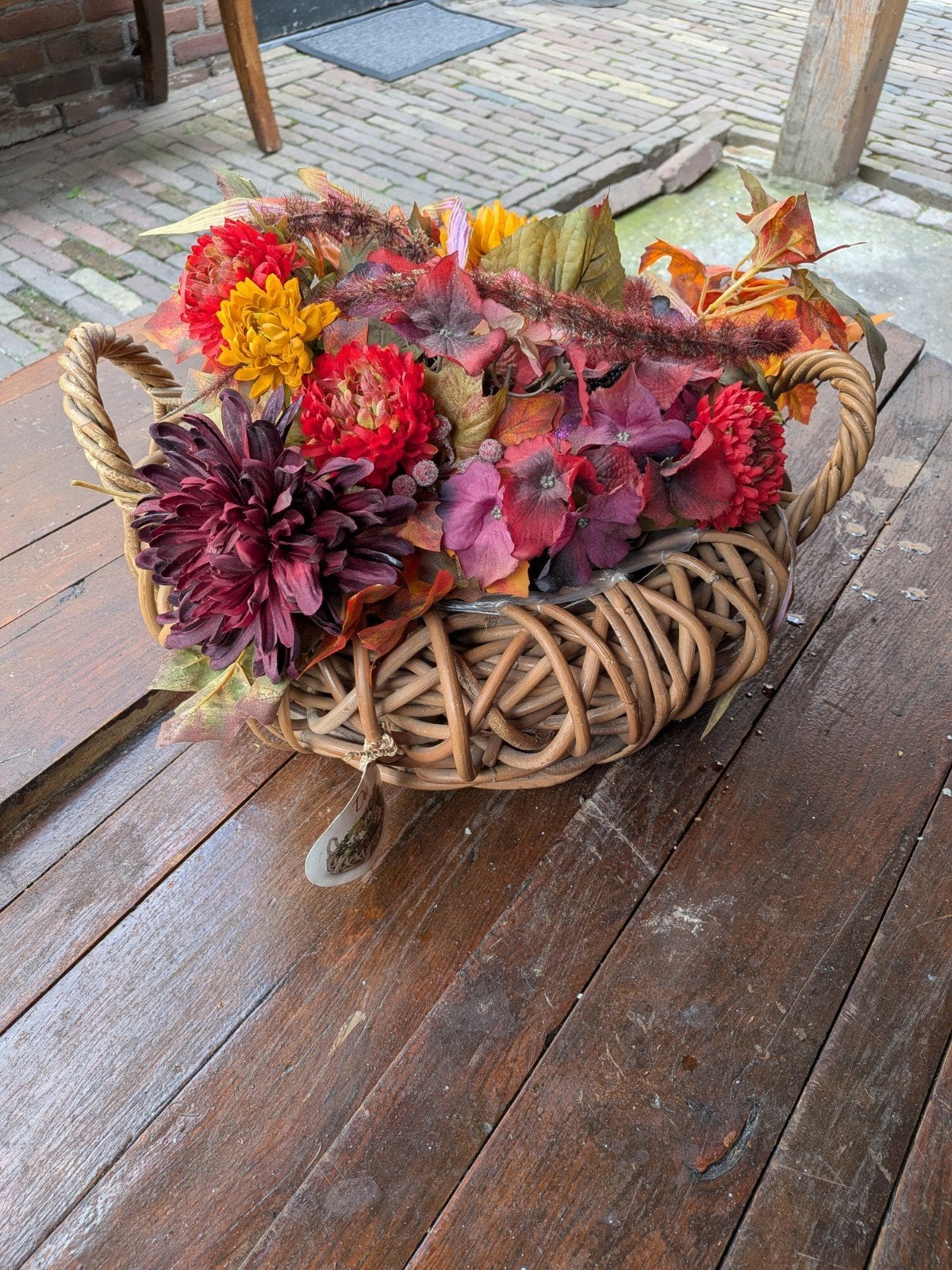 Leuke hout gevlochten mand met zijde bloemen.
De kunstbloeme, Ophalen, Zo goed als nieuw