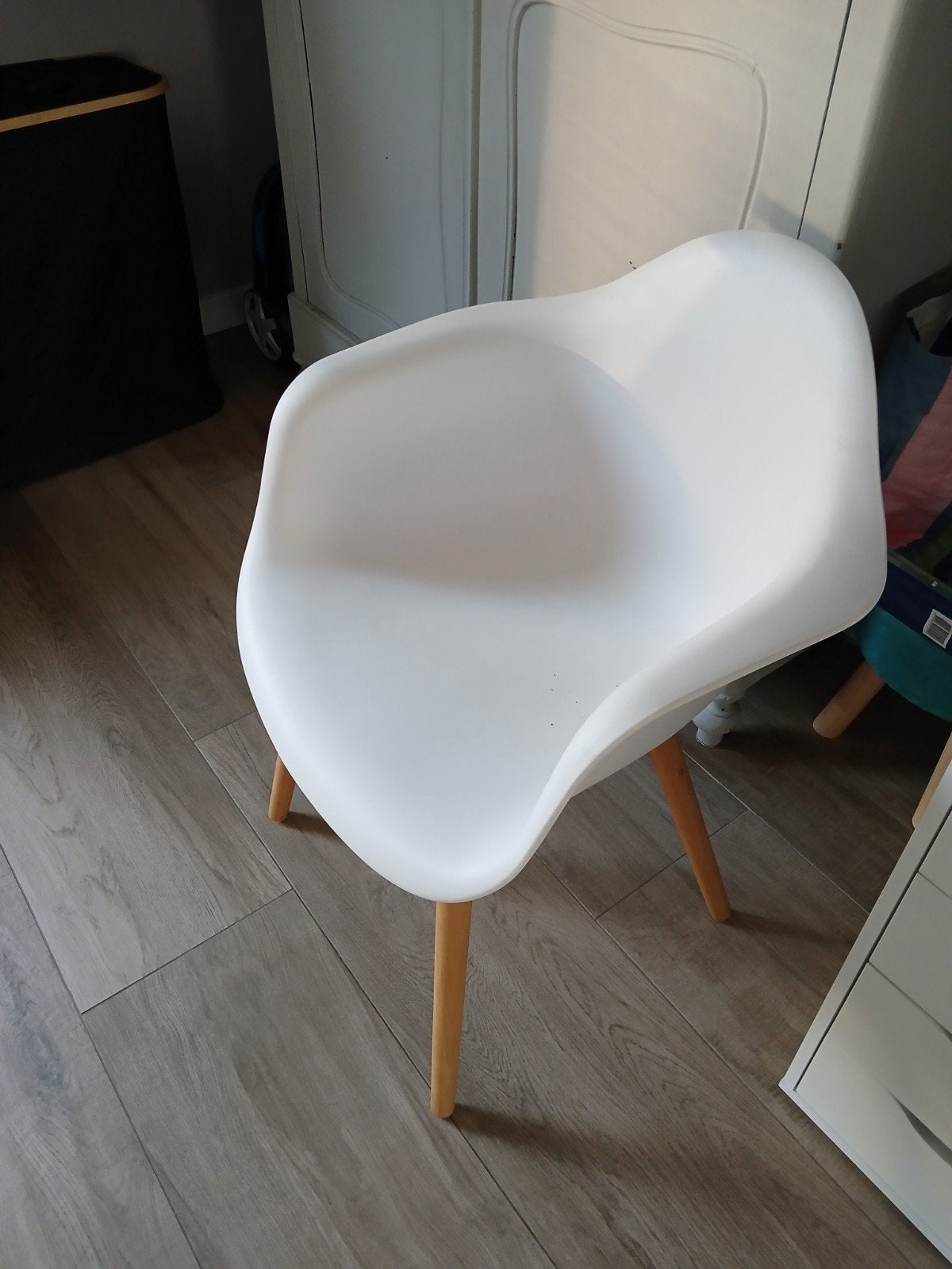 2x Moderne kuipstoel met houten poten - Wit en Zalm, Huis en Inrichting, Gebruikt, Twee, Modern, Scandinavisch, Wit