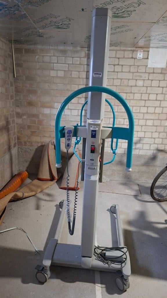 Arjo Tempo elektrische personen tillift inclusief tilband, Diversen, Verpleegmiddelen, Ophalen, Gebruikt