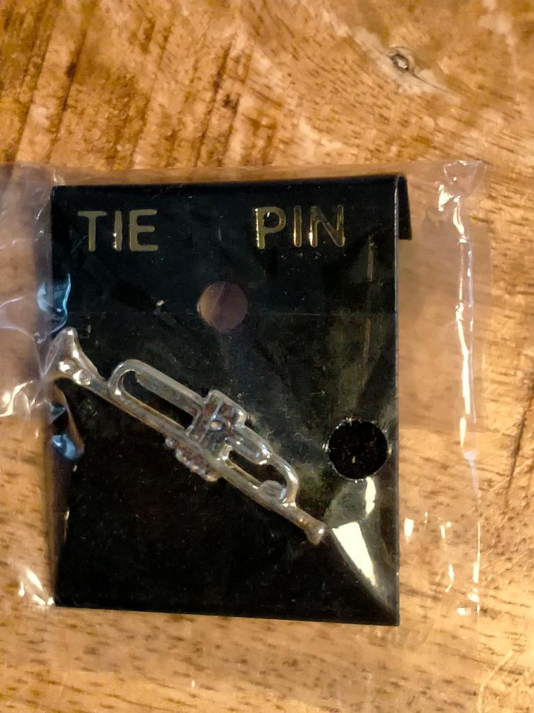 Trompet blaasinstrument tie pin stropdas kleine PIN, Ophalen of Verzenden, Zo goed als nieuw