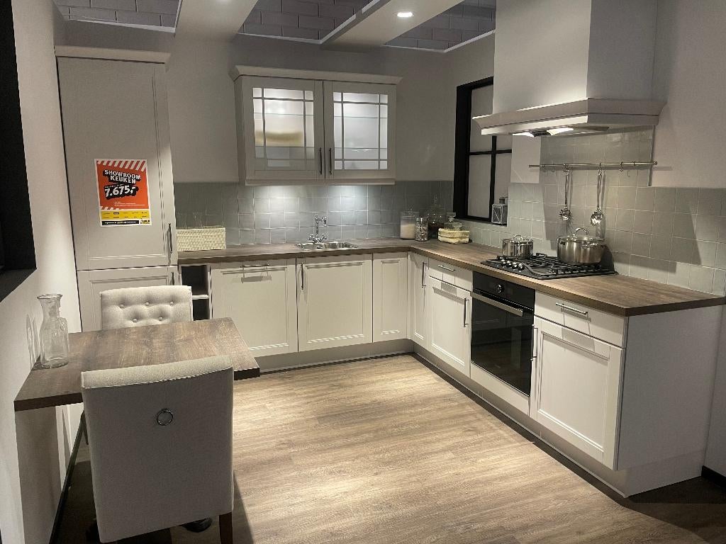 Showroomkeuken Landelijk Zijdegrijs, Huis en Inrichting, Keuken | Complete keukens, Ophalen, Hoekkeuken, Nieuw, Kunststof