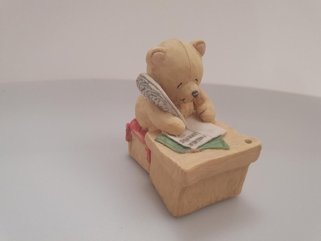 Forever Friends beeldje beertje schrijft brief met veer, Ophalen of Verzenden, Zo goed als nieuw, Beeldje, Forever Friends