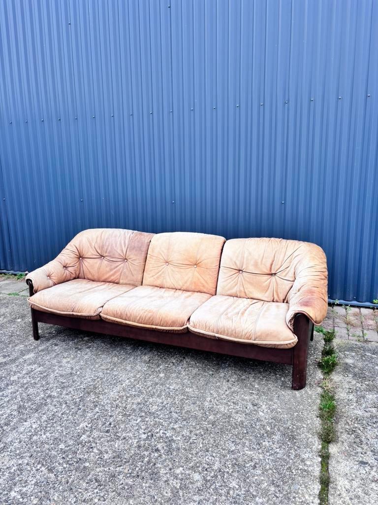 Vintage brutalist bank leer, Huis en Inrichting, Banken | Bankstellen, Gebruikt, Minder dan 150 cm, 75 tot 100 cm, Leer, Ophalen
