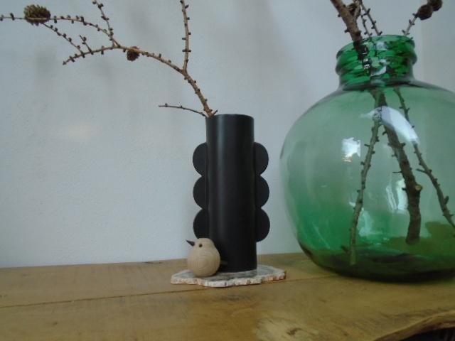 H&M Home zwarte porseleinen rechte cilinder vaas design, Huis en Inrichting, Woonaccessoires | Vazen, Zwart, Aardewerk of Porselein