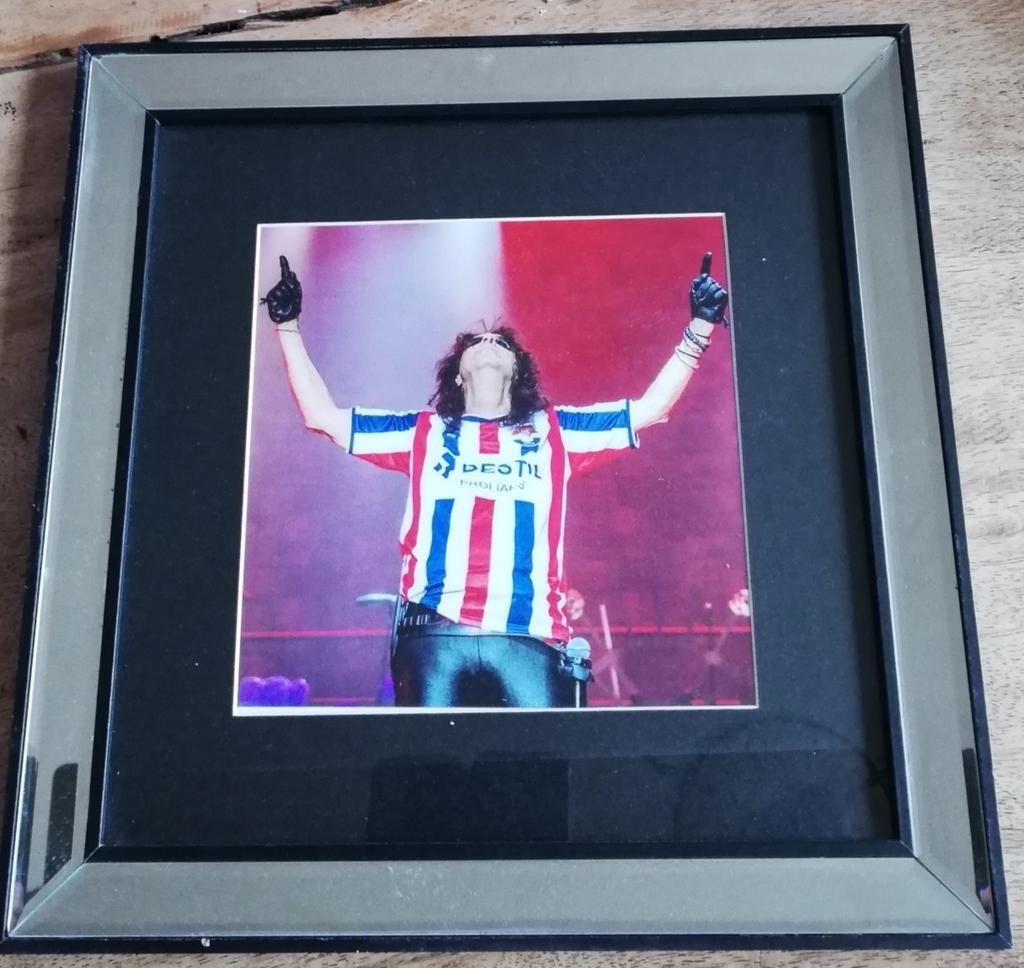 Alice Cooper in Willem II shirt. Foto. Gekaderd. 013 ~ 2019., Verzamelen, Ophalen, Zo goed als nieuw, Foto of Kaart