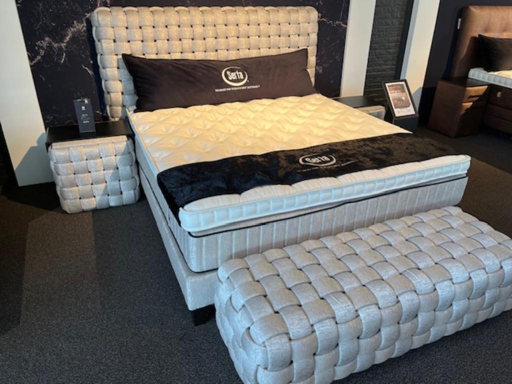 Demo/Sale: Serta Chess 180x200 incl. nachtkasten en bedbank, Huis en Inrichting, Slaapkamer | Boxsprings, Ophalen, Hotelchique