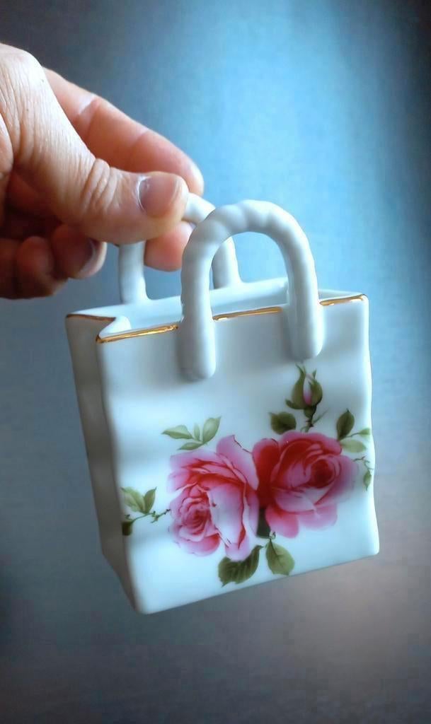 Zeer fraai porseleinen tasje, met mooie rozen en Kleuren, Ophalen of Verzenden