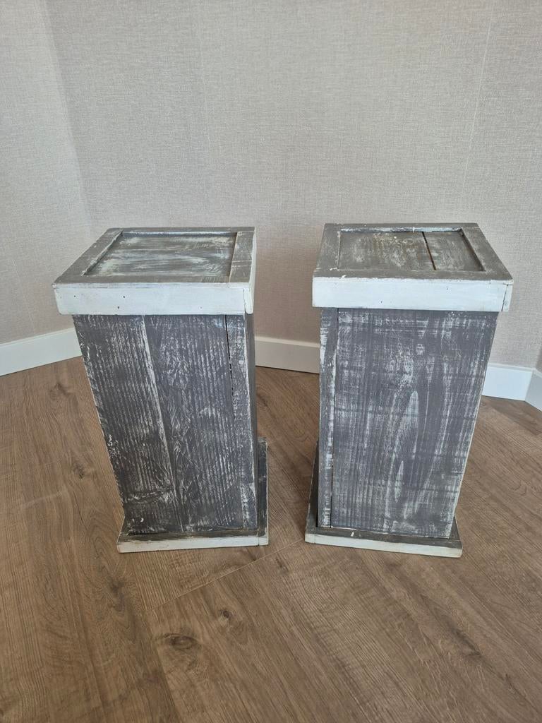 Twee houten sokkels - whitewash - 48cm hoog, Huis en Inrichting, Woonaccessoires | Zuilen en Pilaren, Ophalen, Gebruikt