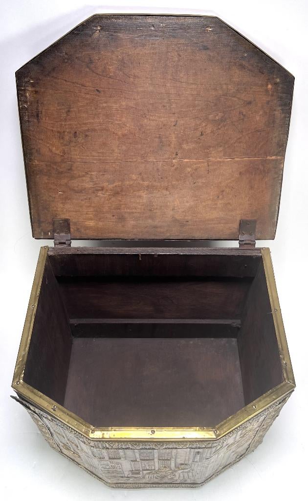 138. Houten kist met messing reliëfs - genretaferelen, Ophalen of Verzenden, 100 tot 150 cm, Minder dan 50 cm, Minder dan 50 cm