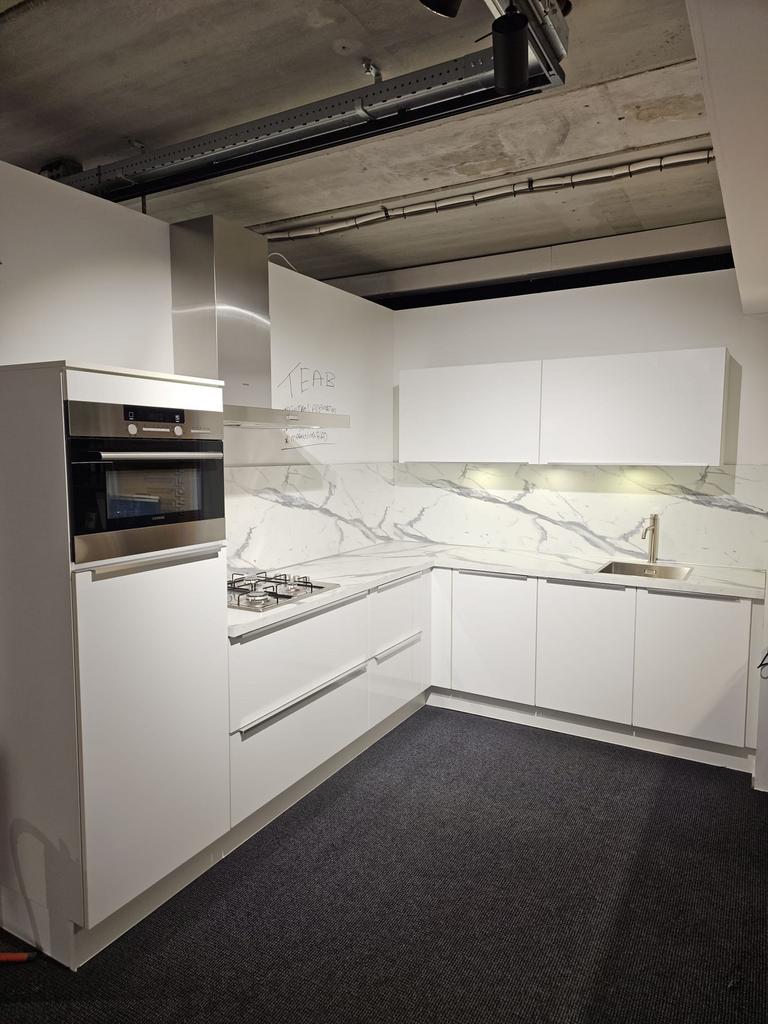 Hoogglans Witte Showroom Keuken + Apparatuur + GEDEMONTEERD, Huis en Inrichting, Keuken | Complete keukens, Wit, Hoekkeuken, Nieuw
