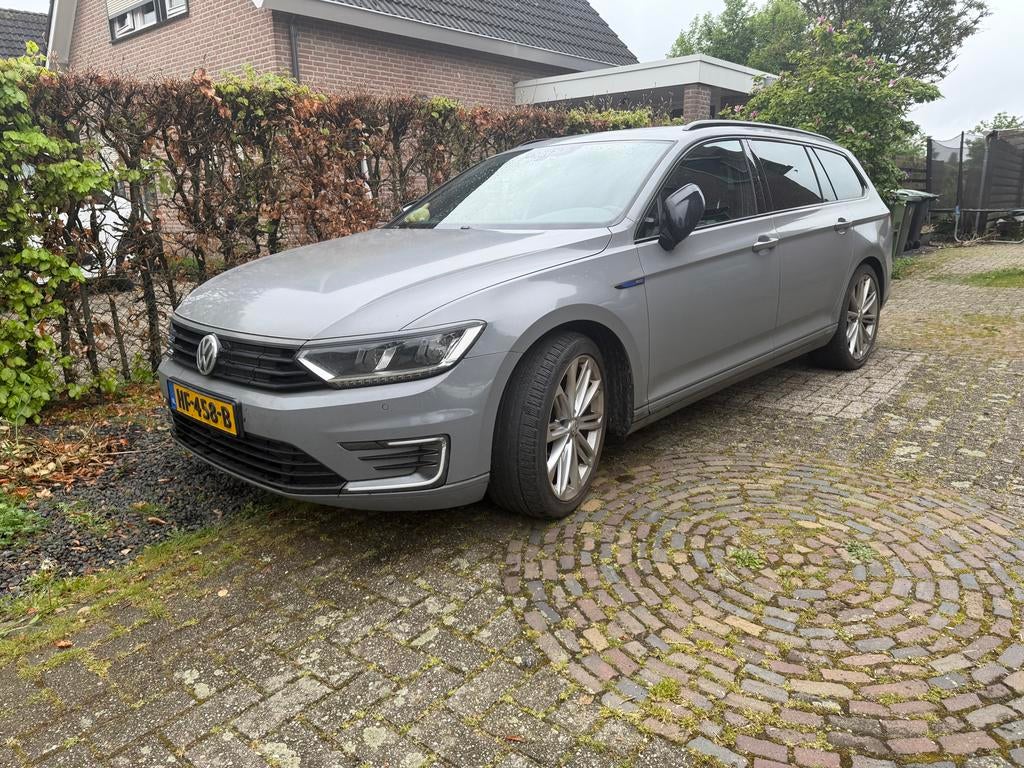 Volkswagen Passat GTE variant wrapped 218pk, Lichtsensor, 1600 kg, 93 €/maand, Te koop