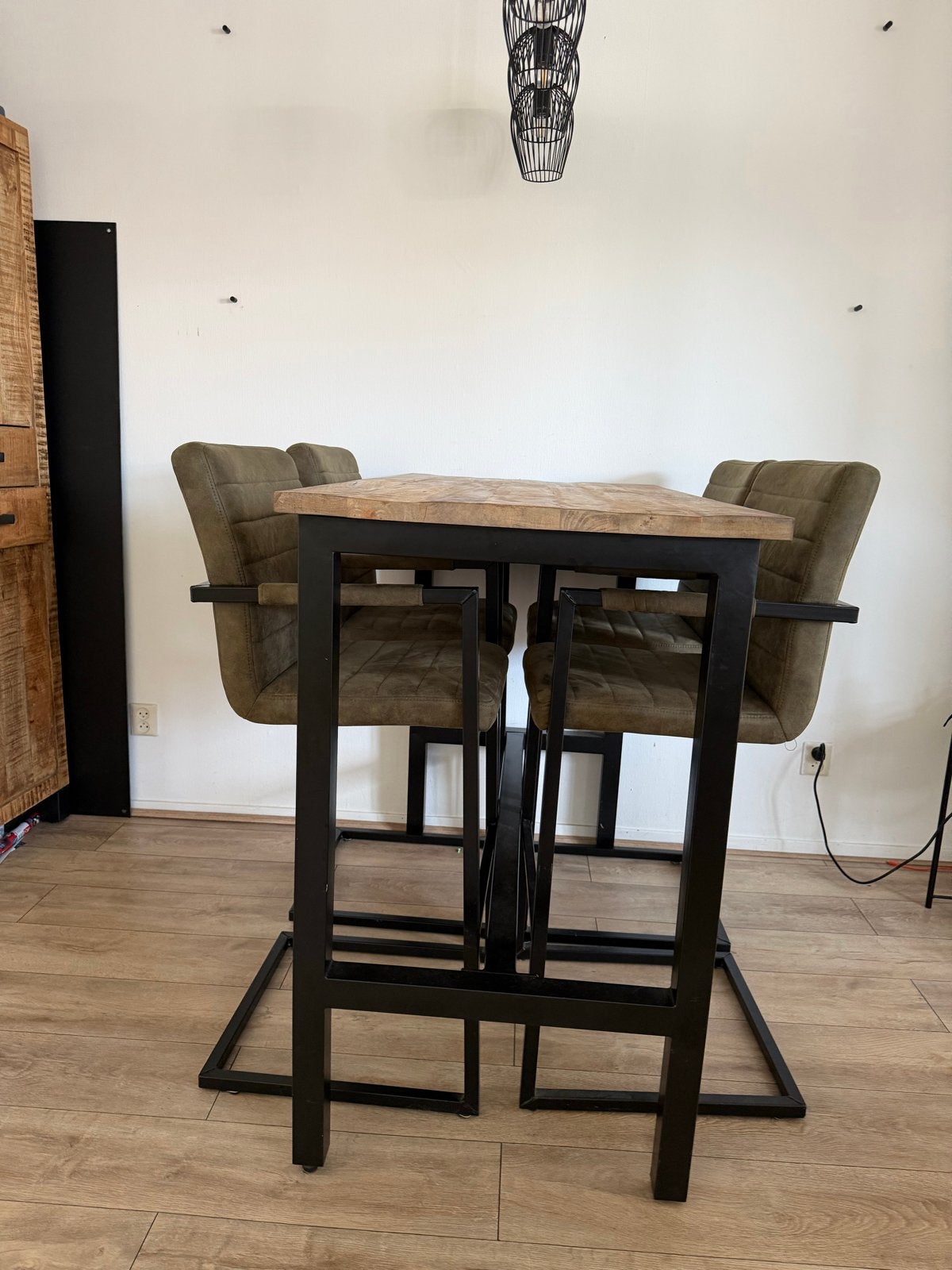 Bartafel met 4 barkrukken - Industrieel design, Met voetsteun, Ophalen of Verzenden, Zo goed als nieuw, 90 cm of meer