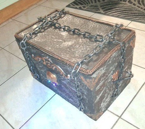 Halloween bewegende kist met geluid, Huis en Inrichting, Woonaccessoires | Kisten, Ophalen of Verzenden, Minder dan 50 cm