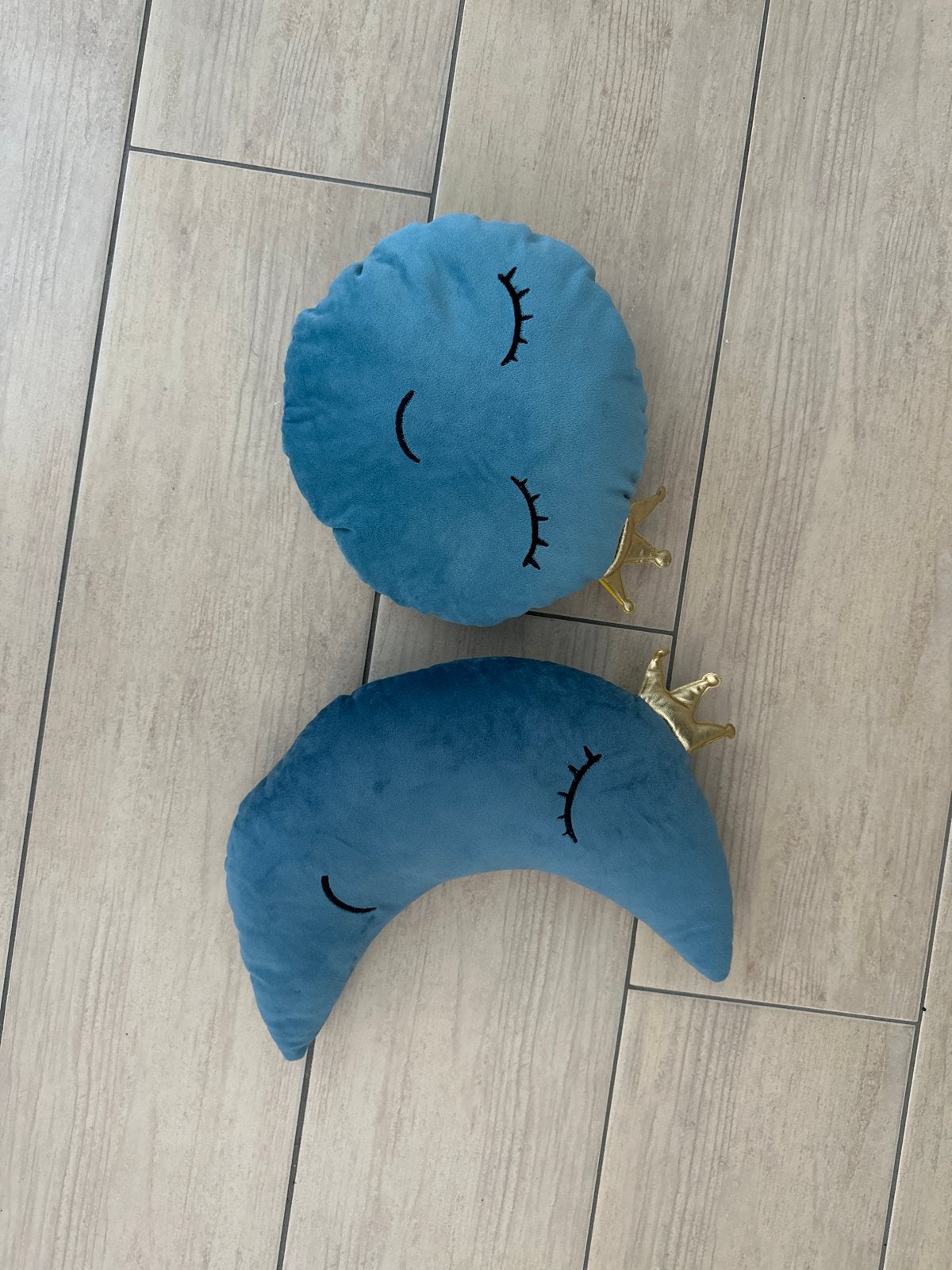 Set van 2 blauwe sierkussens: maan en wolk met kroontje, Blauw, Met print, Ophalen of Verzenden, Zo goed als nieuw