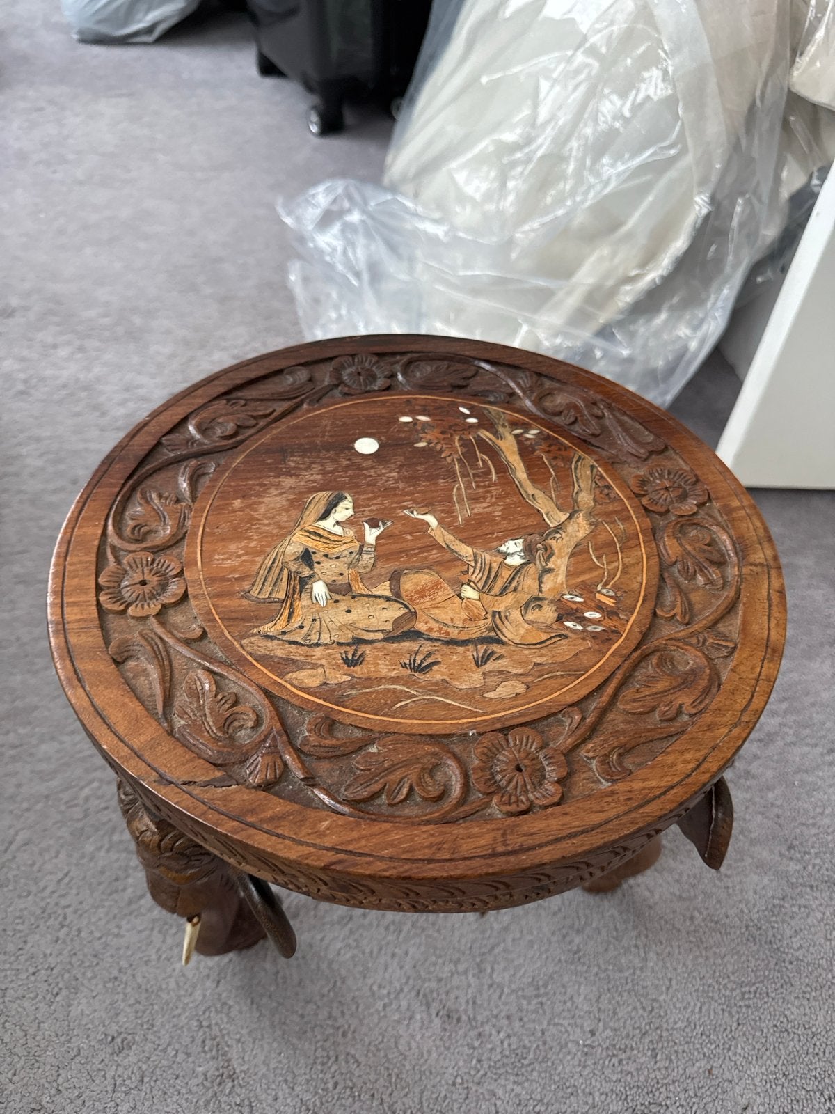 Antieke Indiase bijzettafel met olifanten en houtsnijwerk, Ophalen