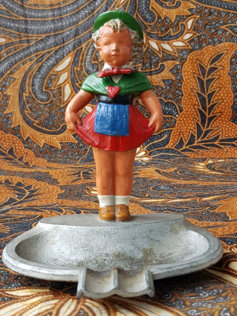 Zeldzame antieke asbak uit Engeland met een meisje 13,2 cm., Ophalen of Verzenden