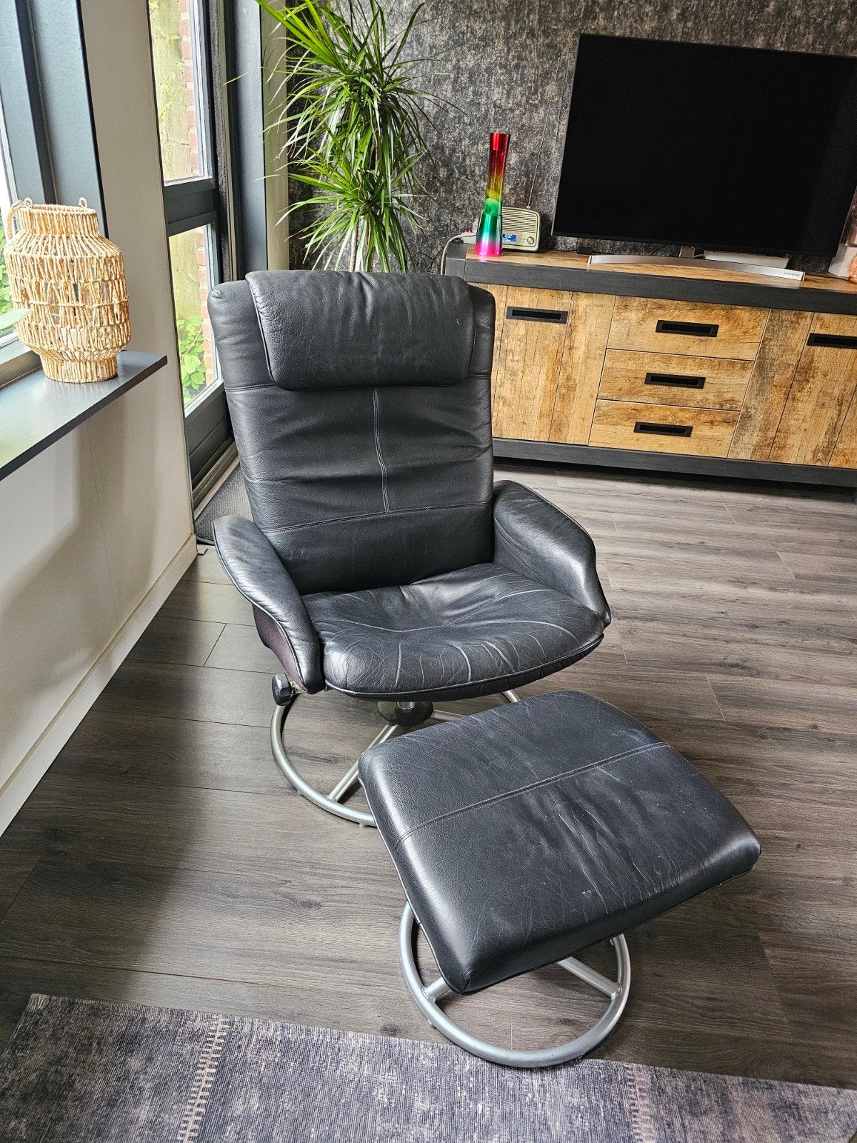 Zwarte leren relaxfauteuil met voetenbank, Ophalen, Modern, Comfortabel, Gebruikt, 75 tot 100 cm