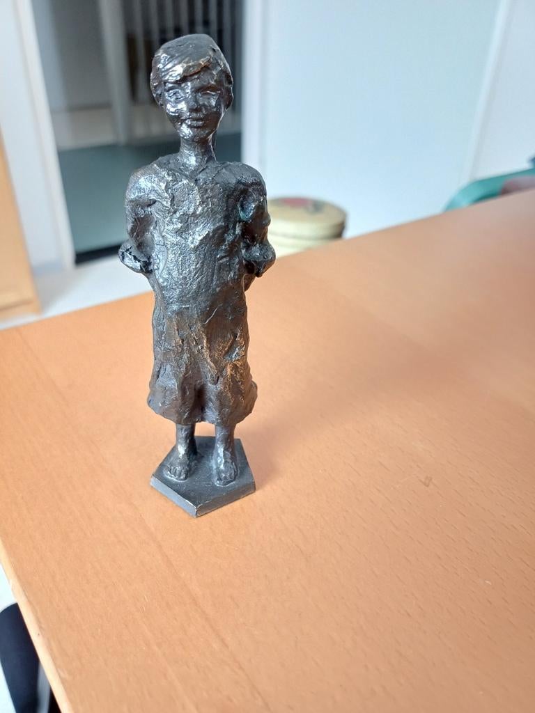 Bronzen beeldje van een meisje Sophietje, Ophalen