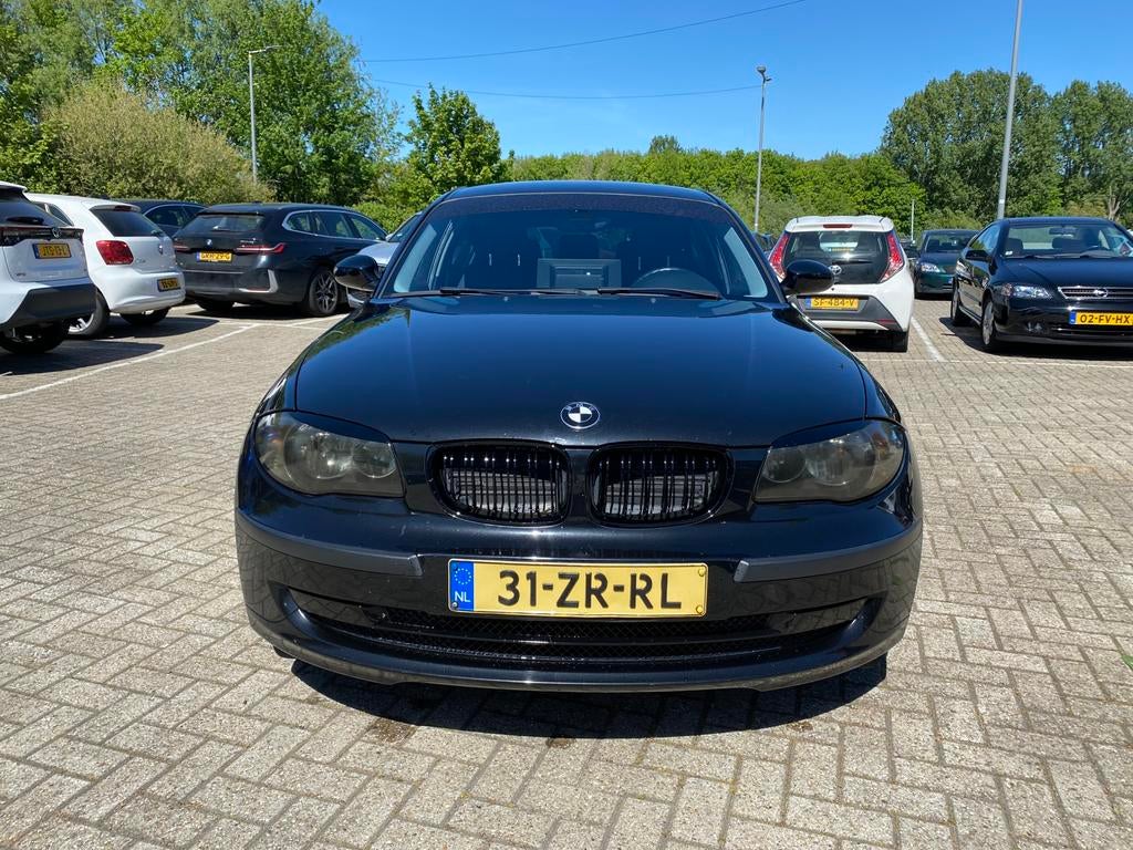 BMW 1-Serie 1.6 116I 5DR 2008 Zwart | NL AUTO | APK 9-26, Auto's, BMW, 1-Serie, 4 cilinders, Origineel Nederlands, Onderhoudsboekje