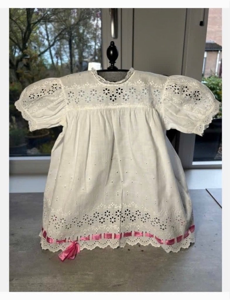 Antiek poppen baby jurkje, heel oud maar prima in orde, Ophalen of Verzenden, Zo goed als nieuw, X, Kleertjes