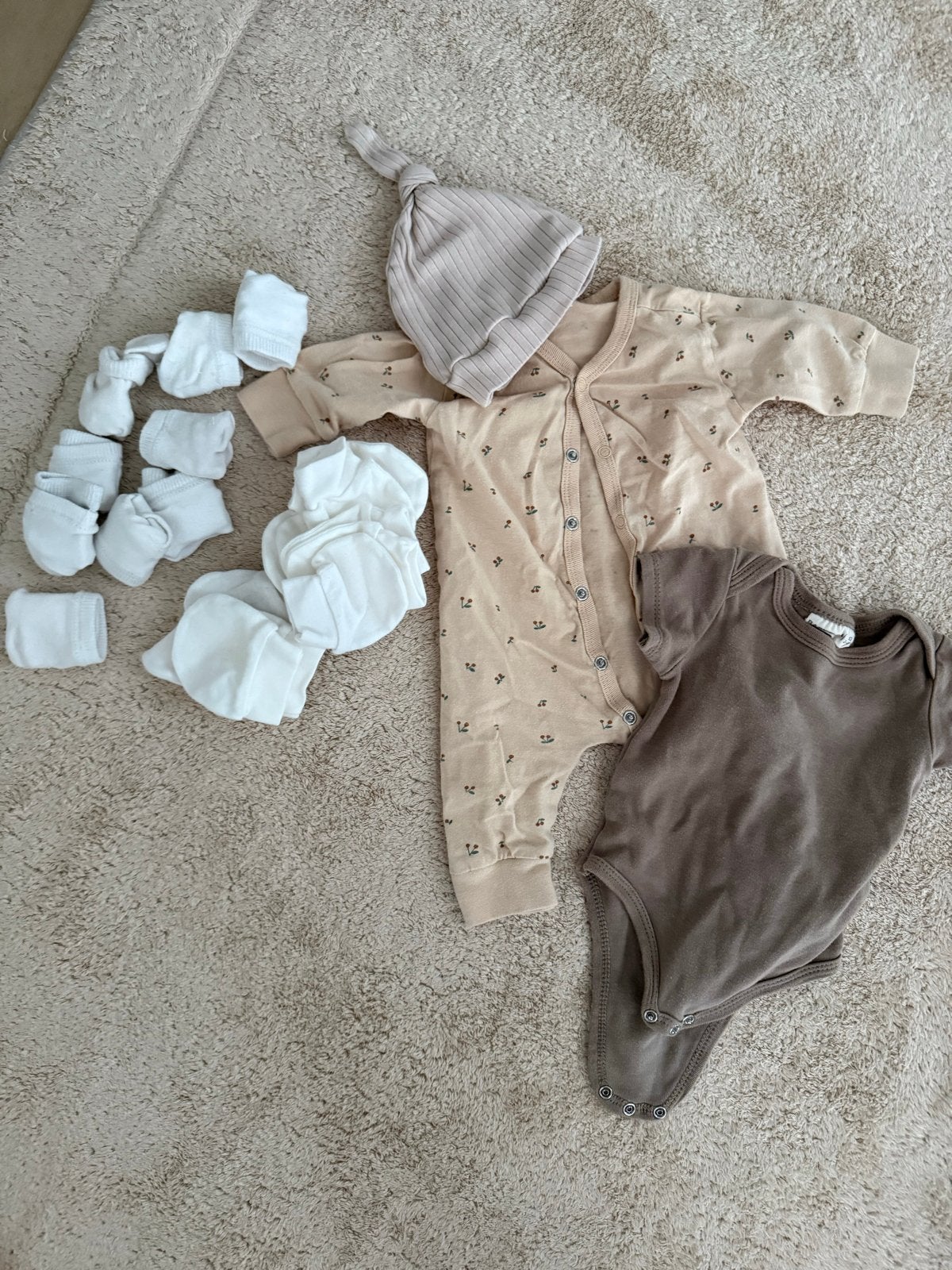 Gratis babykleding: sokjes, wanten, rompertje en muts, Ophalen, Gebruikt, Jongetje of Meisje