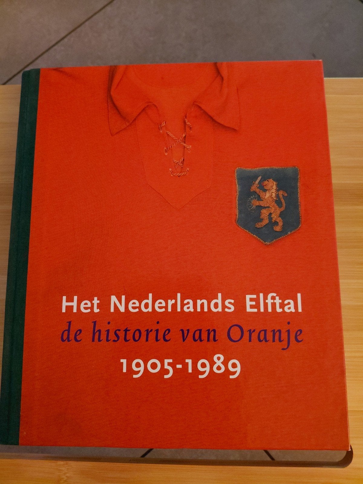 Het Nederlands Elftal De historie van Oranje 1905-1989, Boeken, Ophalen of Verzenden, Balsport