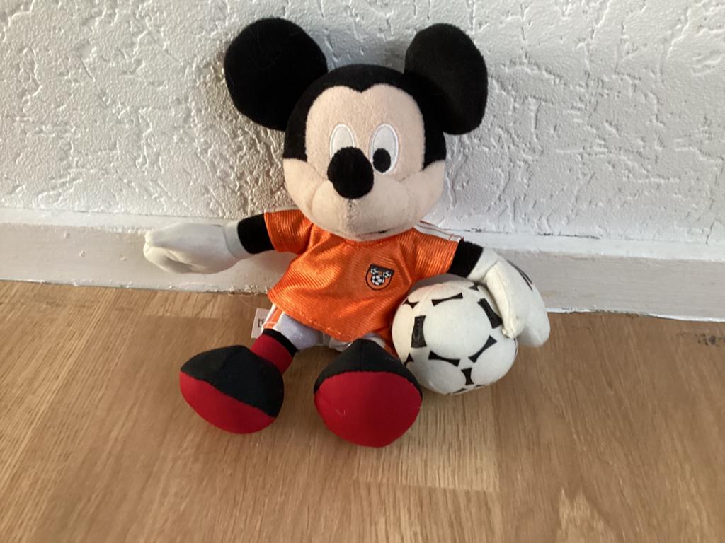 Mickey mouse knuffel in oranje voetbal outfit, Ophalen of Verzenden, Mickey Mouse, Zo goed als nieuw, Knuffel
