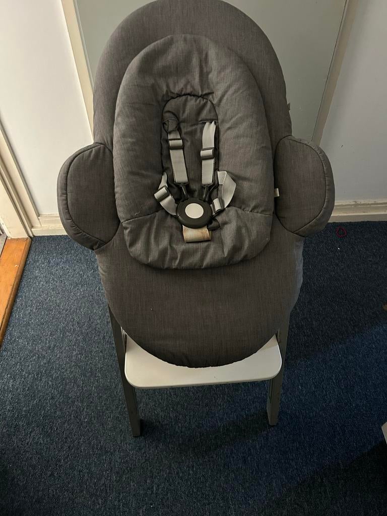 Stokke kinderstoel met babyzitje en gordel., Kinderen en Baby's, Kinderstoelen, Ophalen of Verzenden, Gebruikt, Meegroeistoel