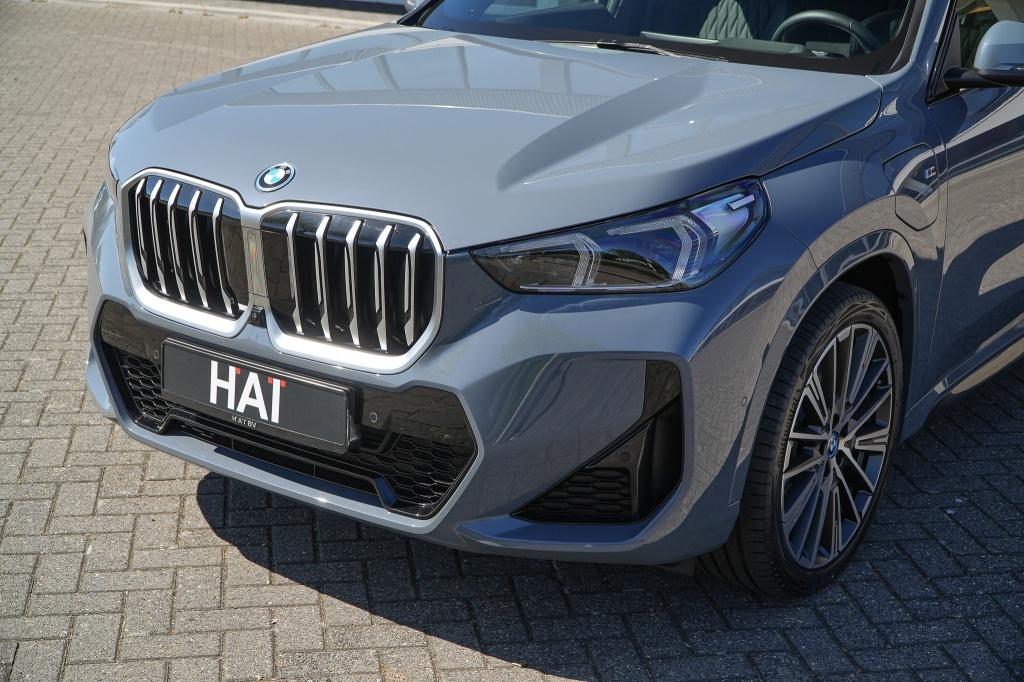 BMW X1 xDrive30e M-Sport I Pano I Head-up I Massagestoelen I, Auto's, Gebruikt, Zwart, 42 km/l, Hybride Elektrisch/Benzine
