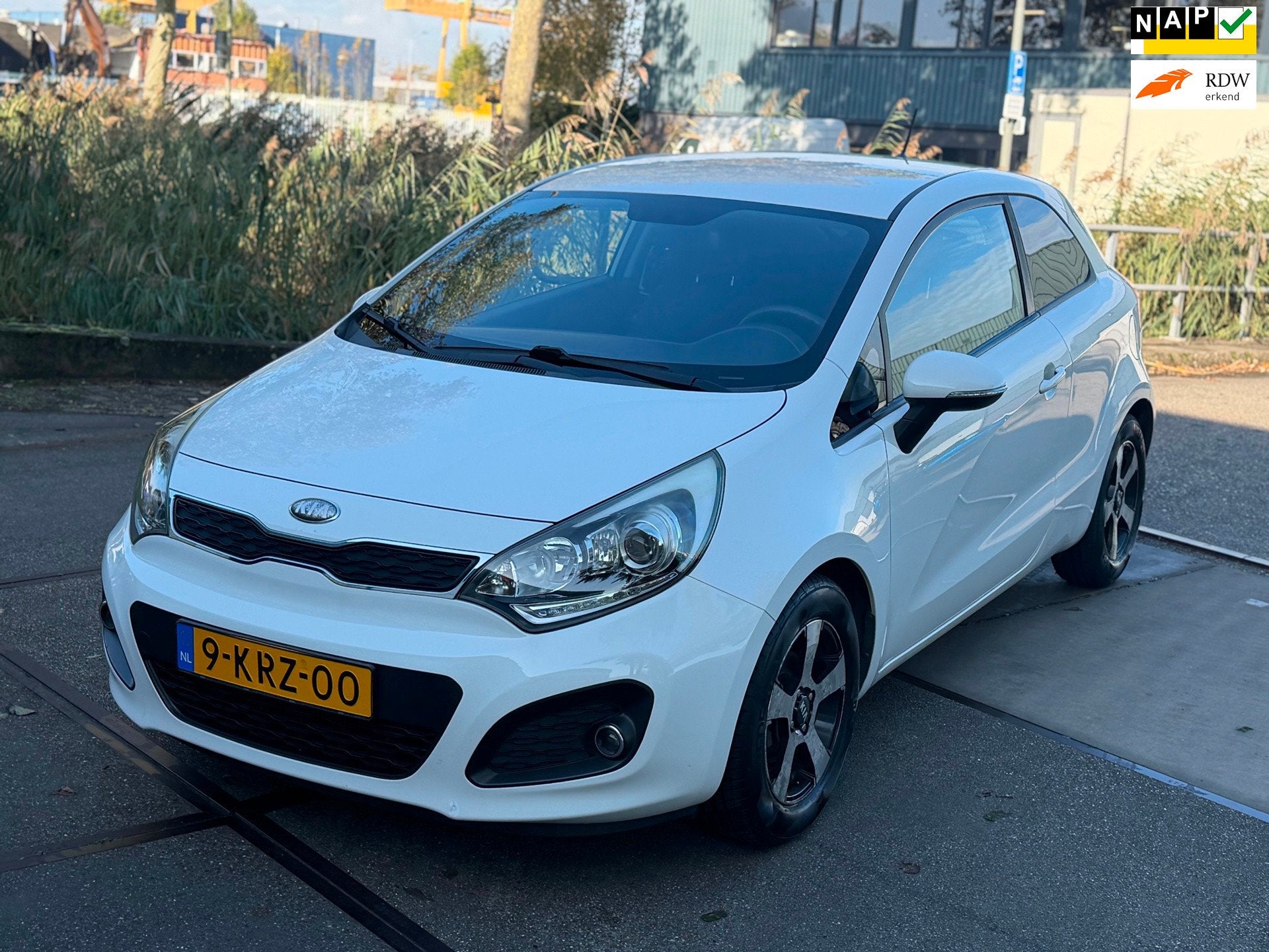 Kia Rio 1.2 CVVT Plus Pack!2013!Gr.scherm!Led!Lm. velgen!, Auto's, Euro 5, 4 cilinders, Verwarmde buitenspiegels, Wit